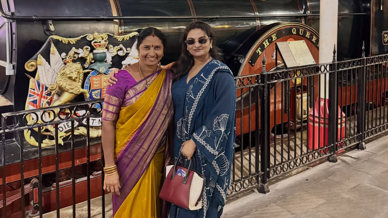 కాగా సినిమాలు, టీవీ షోస్ సంగతి తప్పితే రోహిణి ఫ్యామిలీ గురించి చాలా మందికి తెలియదు. అయితే ఇప్పుడు షేర్ చేసిన ఫొటోల్లో రోహిణి తల్లితో పాటు ఆమె అక్క కూడా కనిపించింది. దీంతో ఈ ఫొటోలను చూసిన నెటిజన్లు క్రేజీ కామెంట్స్ చేస్తున్నారు.