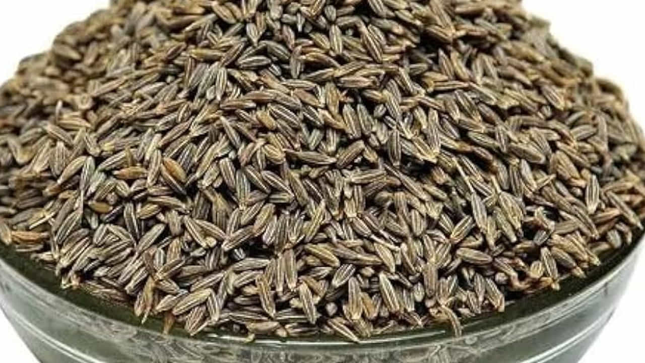 వడగట్టిన పదార్థాలను పారవేయకుండా, మళ్ళీ అదే గ్లాసులో వేసి మరో గ్లాసు నీటిని పోసి కలిపి మూతపెట్టండి. దీన్ని సాయంత్రం లేదా రాత్రి భోజనం చేసిన అరగంట తర్వాత తాగవచ్చు. ఇది రాత్రి భోజనం సరిగా జీర్ణం కావడానికి సహాయపడుతుంది.ఈ పద్ధతిని క్రమం తప్పకుండా 7 రోజుల పాటు పాటించడం వల్ల మీ పేగులు శుభ్రపడతాయి, జీర్ణశక్తి మెరుగుపడుతుంది, గ్యాస్, అసిడిటీ, మలబద్ధకం వంటి సమస్యల నుండి పూర్తి ఉపశమనం లభిస్తుంది.
