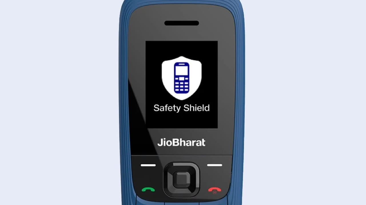 JioShield సేవల ద్వారా వారి లొకేషన్ ఎప్పటికప్పుడు ట్రాకింగ్ చేయవచ్చు. అత్యవసర పరిస్థితుల్లో SOS అలర్ట్లు పంపవచ్చు. ఇక పిల్లలు అనవసరమైన యాప్లను ఓపెన్ చేయకుండా, ఫోన్ ఎక్కువసేపు వాడకుండా స్క్రీన్ టైమ్ నియంత్రించవచ్చు. పిల్లల కాంటాక్ట్ లిస్టులను కూడా ఈ ఫీచర్ ద్వారా నియంత్రించవచ్చు. ఫోన్ బ్యాటరీ తక్కువగా ఉన్నప్పుడు కూడా అలర్ట్లు పొందే సౌకర్యం ఇందులో ఉంది.