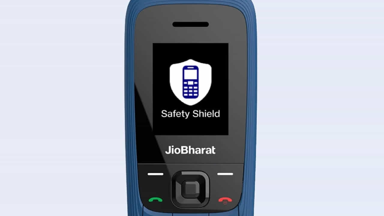 JioShield సేవల ద్వారా వారి లొకేషన్ ఎప్పటికప్పుడు ట్రాకింగ్ చేయవచ్చు. అత్యవసర పరిస్థితుల్లో SOS అలర్ట్లు పంపవచ్చు. ఇక పిల్లలు అనవసరమైన యాప్లను ఓపెన్ చేయకుండా, ఫోన్ ఎక్కువసేపు వాడకుండా స్క్రీన్ టైమ్ నియంత్రించవచ్చు. పిల్లల కాంటాక్ట్ లిస్టులను కూడా ఈ ఫీచర్ ద్వారా నియంత్రించవచ్చు. ఫోన్ బ్యాటరీ తక్కువగా ఉన్నప్పుడు కూడా అలర్ట్లు పొందే సౌకర్యం ఇందులో ఉంది.