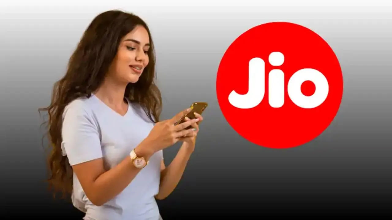 కాన్వా ప్రో లైట్, కాన్వా ప్రో మధ్య తేడా ఏమిటి?: కాన్వా ప్రో లైట్, కాన్వా ప్రో రెండూ లక్షలాది ప్రీమియం టెంప్లేట్లు, ఫోటోలు, వీడియోలు, ఫాంట్లకు యాక్సెస్ను అందిస్తాయి. బ్యాక్గ్రౌండ్ రిమూవర్, మ్యాజిక్ రీసైజ్, మ్యాజిక్ ఎరేజర్ వంటి టూల్స్, ఫోటోలు, వీడియోల కోసం ప్రింట్-రెడీ CMYK ఎక్స్పోర్ట్ వంటివి ఈ రెండు వెర్షన్లలోనూ ఉంటుంది. అయితే ఈ రెండింటి మధ్య కొన్ని కీలకమైన తేడాలు ఉన్నాయి. కాన్వా ప్రో లైట్ మూడు బ్రాండ్ కిట్లు, 50GB క్లౌడ్ స్టోరేజ్తో వస్తుంది. కాగా కాన్వా ప్రో ఐదు బ్రాండ్ కిట్లు, 100GB క్లౌడ్ స్టోరేజ్తో వస్తుంది.