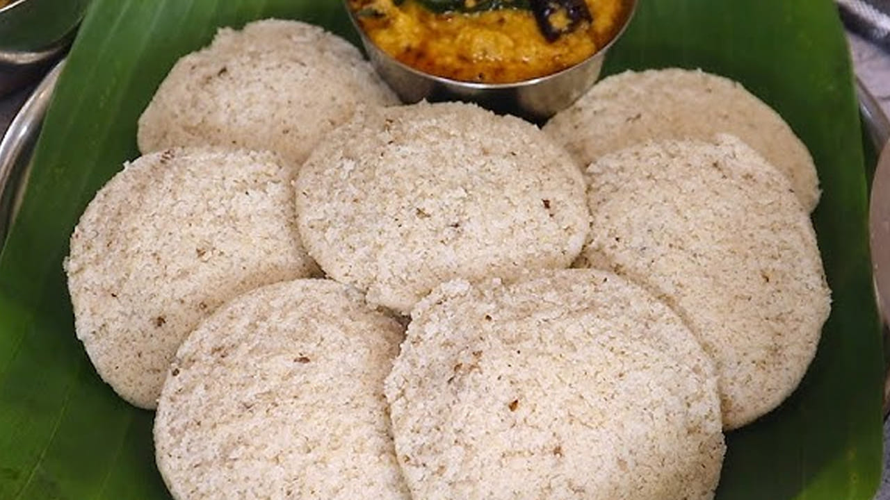 రుబ్బిన జొన్న పిండిని మినప్పప్పు పిండితో కలిపి బాగా కలపాలి. పిండి గట్టిగా అనిపిస్తే కొద్దిగా నీళ్లు కలిపి సర్దుబాటు చేసుకోవచ్చు. ఈ పిండిని రాత్రంతా పులియబెట్టాలి. బాగా పులిసిన పిండి ఇడ్లీలకు చక్కని రుచిని, మెత్తదనాన్ని ఇస్తుంది. మరుసటి రోజు ఉదయం, పిండి చక్కగా పులిసి ఉంటుంది. పిండిని ఒకసారి బాగా కలిపి, రుచికి సరిపడా ఉప్పు వేసి మళ్లీ కలపాలి. పిండి గట్టిగా ఉంటే కొద్దిగా నీళ్లు కలుపుకోవచ్చు.