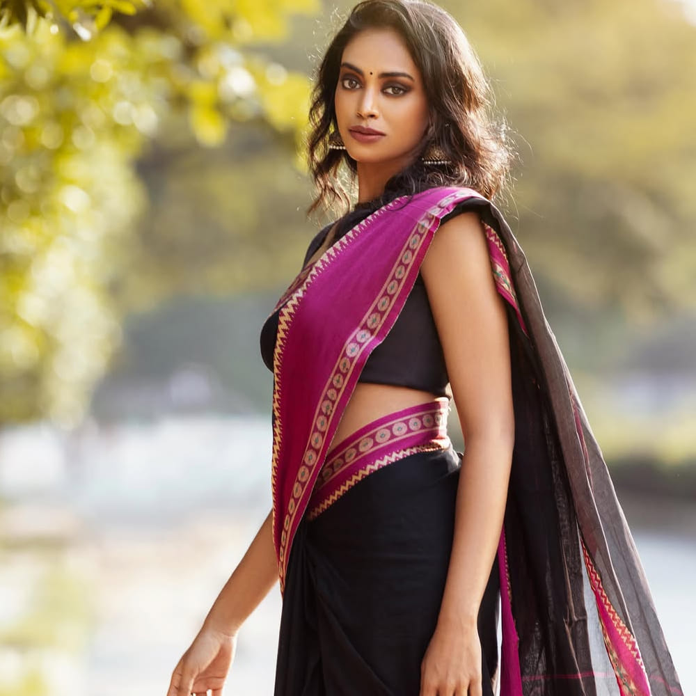 కామాక్షి భాస్కర్ల సినీ ప్రయాణంలో తొలినాళ్లలో చిన్న చిన్న పాత్రలు పోషించారు. అయితే, 2021లో వచ్చిన ‘మా ఊరి పొలిమేర’ సినిమా ఆమె కెరీర్‌కు కీలక మలుపుగా నిలిచింది. ఈ చిత్రంలో లక్ష్మీ పాత్రలో నటించి ప్రేక్షకులను ఆకట్టుకున్నారు. గ్రామీణ నేపథ్యంలోని హారర్, థ్రిల్లర్ కథాంశంతో తెరకెక్కిన ఈ సినిమా మంచి ఆదరణ పొందడంతో కామాక్షికి కూడా గుర్తింపు పెరిగింది. ఆ తర్వాత వచ్చిన మా ఊరి పొలిమేర 2లోనూ లక్ష్మీ పాత్రలో మెప్పించారు. ఈ సినిమాలో ఆమె నటనకు ప్రేక్షకుల నుంచి ప్రశంసలు లభించాయి. దీంతో హారర్, థ్రిల్లర్ కథలకు సరిపోయే నటిగా కామాక్షికి మంచి పేరు వచ్చింది.