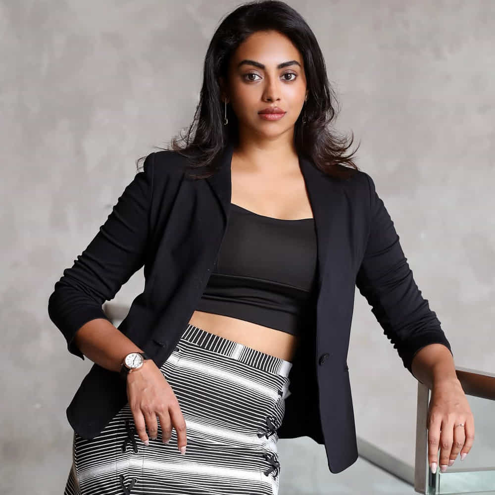 డాక్టర్గా స్థిరపడే అవకాశం ఉన్నప్పటికీ తనకు ఇష్టమైన నటనా రంగాన్ని ఎంచుకున్న కామాక్షి భాస్కర్ల.. ఇప్పుడు టాలీవుడ్లో విభిన్నమైన పాత్రలు చేసే నటిగా ఎదుగుతున్నారు. గ్లామర్తో పాటు నటనకు ప్రాధాన్యత ఉన్న పాత్రలను ఎంచుకుంటూ తనకంటూ ప్రత్యేక గుర్తింపును సంపాదించుకుంటున్నారు. సోషల్ మీడియాలోనూ యాక్టివ్గా ఉండే ఈమె ఫొటోలు తరచూ అభిమానులను ఆకట్టుకుంటుంటాయి. చిన్న పాత్రలతో ప్రారంభమైన ఈమె ప్రయాణం.. ఇప్పుడు వరుస సినిమాలు, వెబ్ సిరీస్లతో మరింత ఆసక్తికరంగా మారింది. రాబోయే రోజుల్లో కామాక్షి భాస్కర్ల మరిన్ని వైవిధ్యమైన పాత్రలతో ప్రేక్షకులను అలరిస్తారేమో చూడాలి.