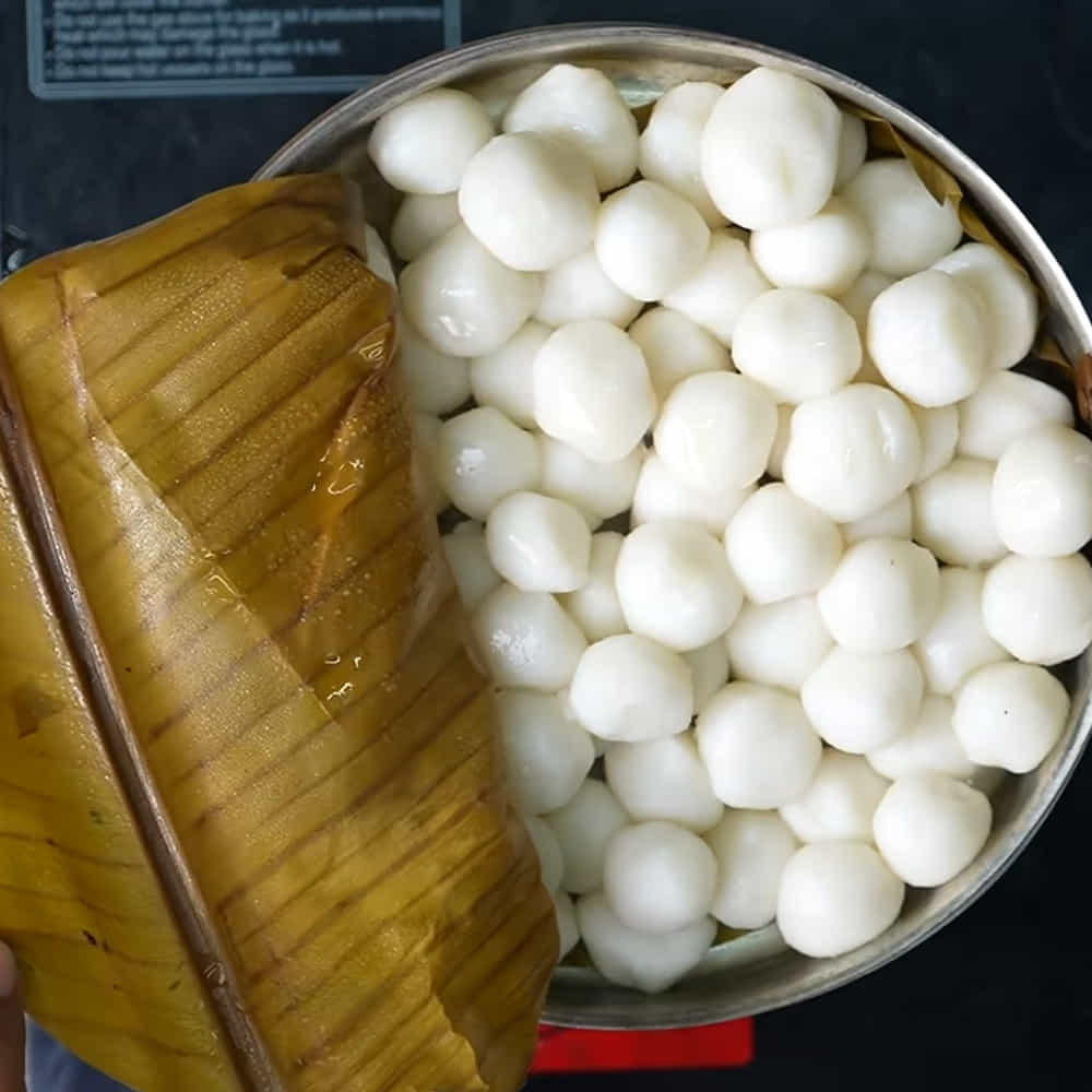 తయారీ విధానం: ఒక వెడల్పాటి గిన్నెలో రెండు కప్పుల బియ్యపు పిండి, అర టీస్పూన్ నెయ్యి, చిటికెడు ఉప్పు వేయాలి. ఇందులో కాచిన వేడి నీళ్లను కొద్దికొద్దిగా పోస్తూ ముద్దలా కలుపుకోవాలి. పిండి బాగా కలిసి మృదువైన తర్వాత మూతపెట్టి 30 నిమిషాల పాటు పక్కన ఉంచాలి. ఆ తర్వాత చేతులకు కొద్దిగా నెయ్యి లేదా నూనె రాసుకుని, పిండిని చిన్న చిన్న గోళీల్లా చుట్టుకోవాలి.
