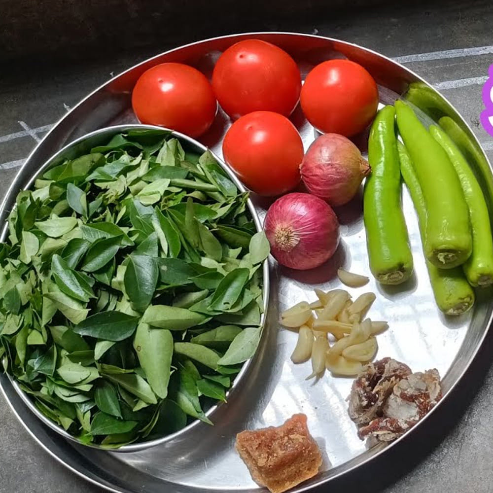 కావలసిన పదార్థాలు: 2 కప్పుల కరివేపాకు, సరిపడినంత నూనె, అర స్పూన్ ఆవాలు, పావు స్పూన్ జీలకర్ర, 1 ఎండుమిర్చి, గుప్పెడు - తొక్కలు వలిచినవి వెల్లుల్లి రెబ్బలు
2 నుండి 3 - చీలికలు పచ్చిమిర్చి, 4 సన్నగా తరిగిన ఉల్లిపాయలు, చిటికెడు పసుపు, 2 స్పూన్ల కారం పొడి, చేదును బ్యాలెన్స్ చేయడానికి బెల్లం, నిమ్మకాయ సైజు చింతపండు, రుచికి సరిపడా ఉప్పు మరియు సరిపడా నీళ్లు