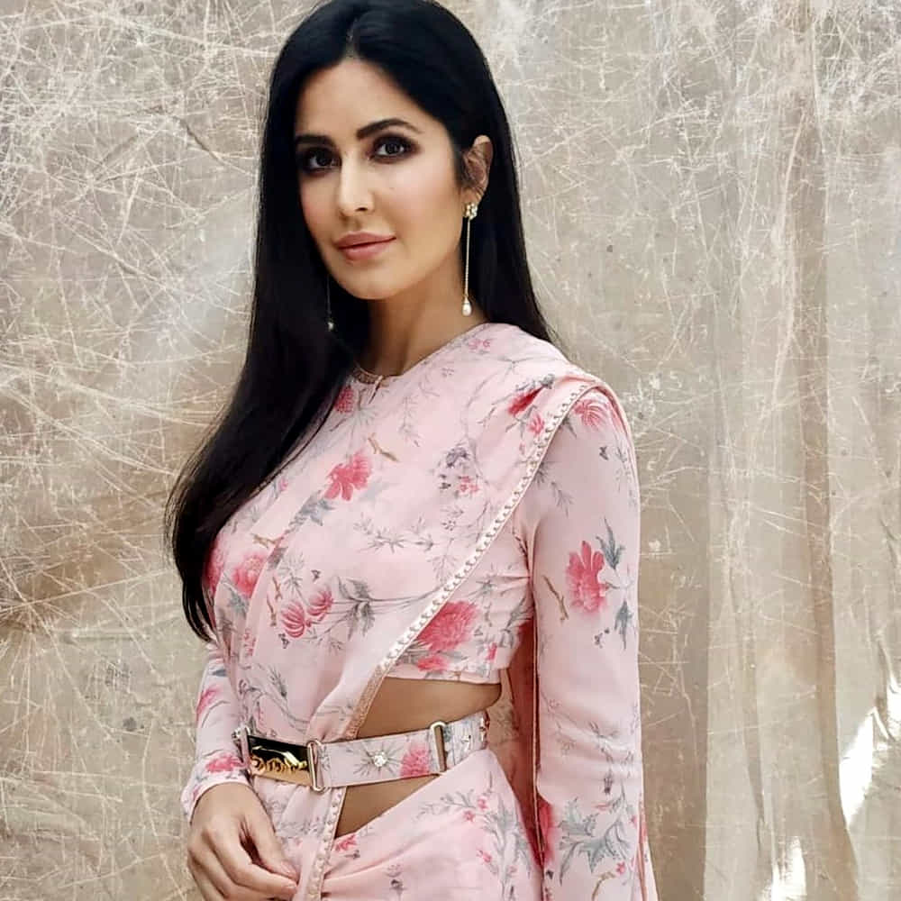 బాలీవుడ్లో స్టార్ హీరోయిన్గా తనకంటూ ప్రత్యేక గుర్తింపు తెచ్చుకుంది తెచ్చుకుంది కత్రినా కైఫ్. ఈ ముద్దుగుమ్మ గురించి ప్రత్యేకంగా పరిచయం అవసరం లేదు. సినిమాలతో పాటు ఫ్యాషన్, బ్రాండ్ ఎండార్స్మెంట్స్, వ్యాపార రంగంలోనూ తనదైన ముద్ర వేసుకున్న ఈ అమ్మడు విలాసవంతమైన జీవితం గురించి తరచూ వార్తలు వస్తుంటాయి. అయితే కత్రినా తల్లి సుజానే కైఫ్ మాత్రం ఇందుకు పూర్తి భిన్నమైన జీవితాన్ని ఎంచుకున్నారు. కూతురు దేశవ్యాప్తంగా గుర్తింపు పొందిన స్టార్గా ఎదిగిన సమయంలో కూడా సుజానే గ్లామర్ ప్రపంచానికి దూరంగానే ఉన్నారు.