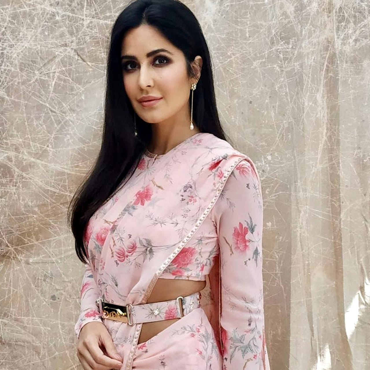 బాలీవుడ్లో స్టార్ హీరోయిన్గా తనకంటూ ప్రత్యేక గుర్తింపు తెచ్చుకుంది తెచ్చుకుంది కత్రినా కైఫ్. ఈ ముద్దుగుమ్మ గురించి ప్రత్యేకంగా పరిచయం అవసరం లేదు. సినిమాలతో పాటు ఫ్యాషన్, బ్రాండ్ ఎండార్స్మెంట్స్, వ్యాపార రంగంలోనూ తనదైన ముద్ర వేసుకున్న ఈ అమ్మడు విలాసవంతమైన జీవితం గురించి తరచూ వార్తలు వస్తుంటాయి. అయితే కత్రినా తల్లి సుజానే కైఫ్ మాత్రం ఇందుకు పూర్తి భిన్నమైన జీవితాన్ని ఎంచుకున్నారు. కూతురు దేశవ్యాప్తంగా గుర్తింపు పొందిన స్టార్గా ఎదిగిన సమయంలో కూడా సుజానే గ్లామర్ ప్రపంచానికి దూరంగానే ఉన్నారు.