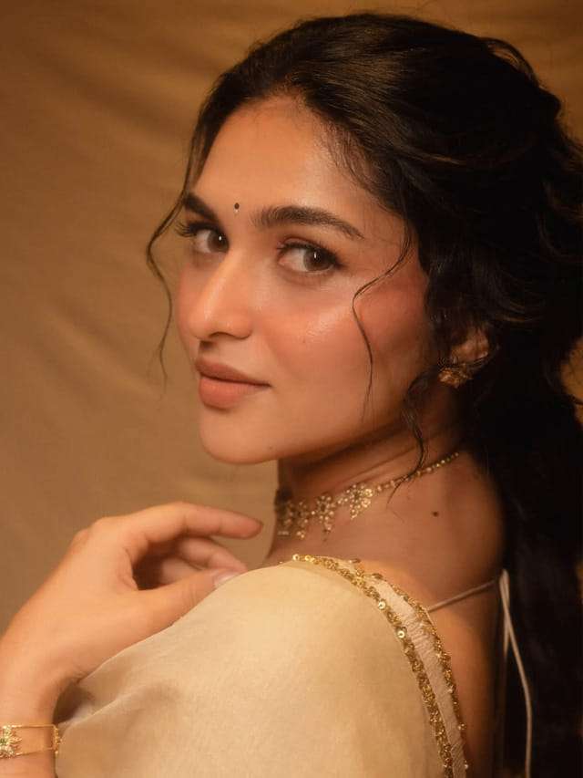 చీరలో  సిగ్గు పడుతూ.. కాయదు క్యూట్ పిక్స్