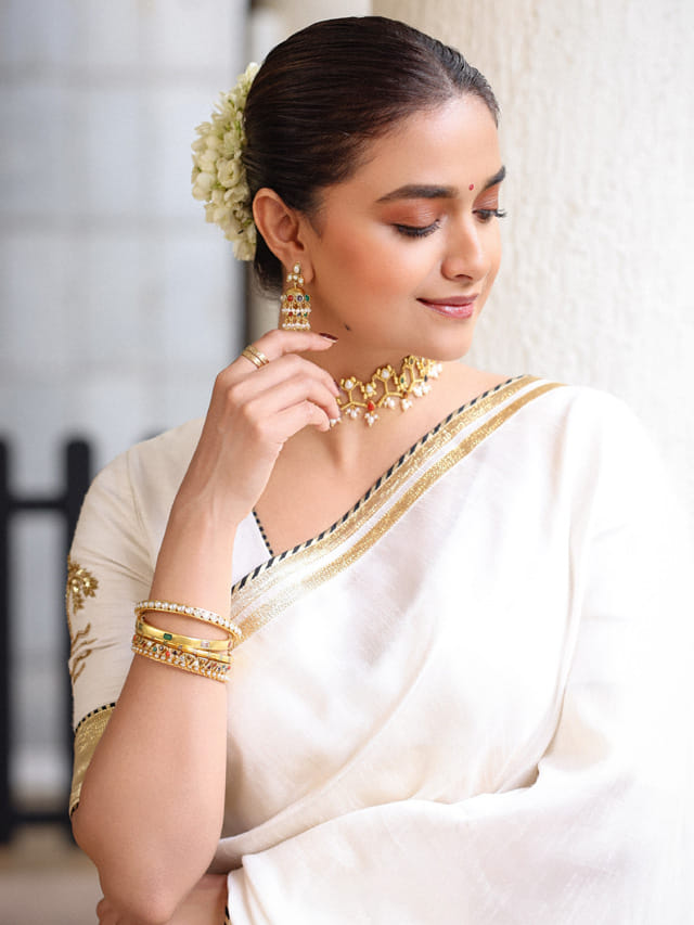 తెల్ల కోకలో మెస్మరైజ్ చేస్తున్న మహానటి.. లేటెస్ట్ పిక్స్ వైరల్
