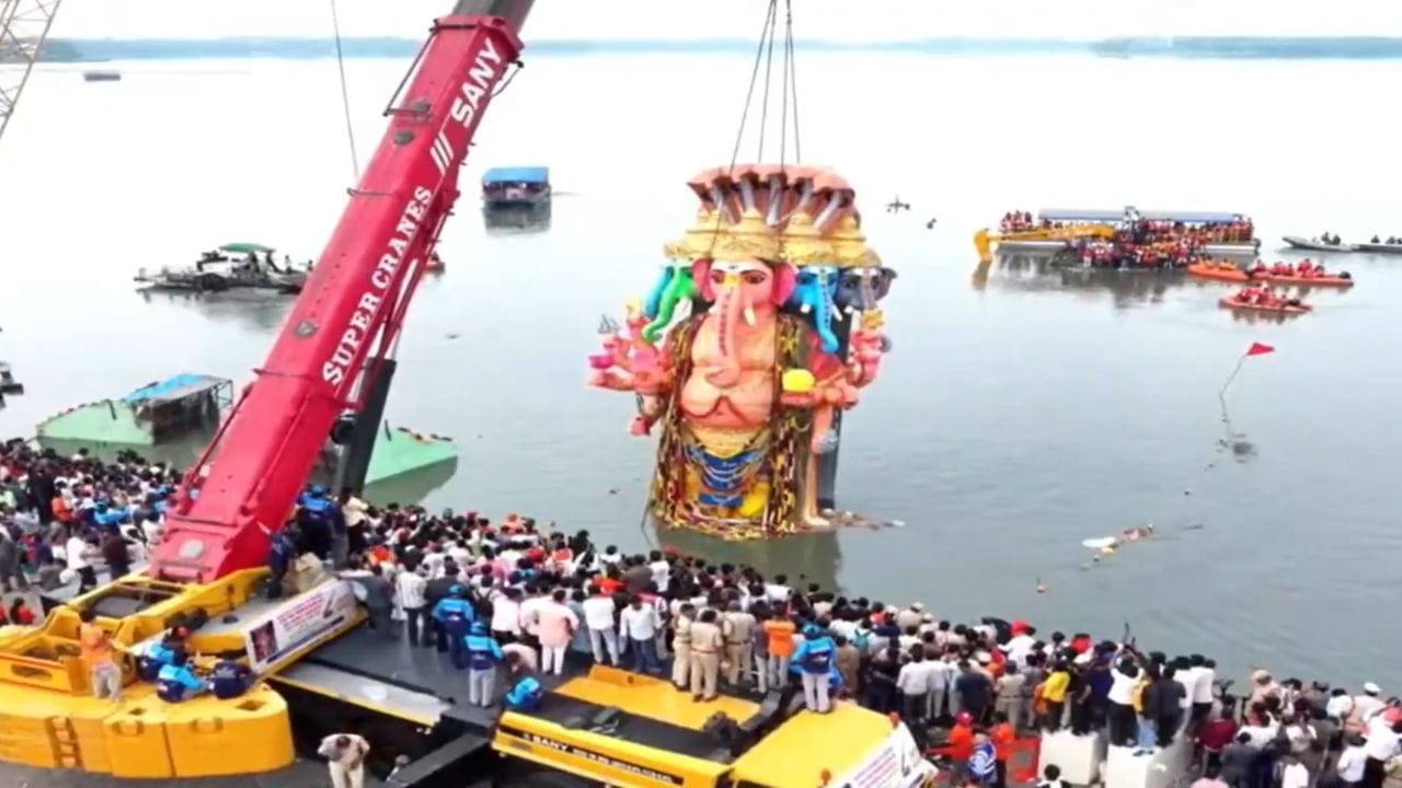 Khairatabad Ganesh: బై బై గణేశా.. గంగమ్మ ఒడికి చేరిన ఖైరతాబాద్ మహా గణపతి! – general Khairatabad Ganesh: బై బై గణేశా.. గంగమ్మ ఒడికి చేరిన ఖైరతాబాద్ మహా గణపతి! – general