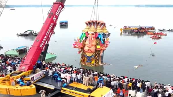 Khairatabad Ganesh: బై బై గణేశా.. గంగమ్మ ఒడికి చేరిన ఖైరతాబాద్ మహా గణపతి!