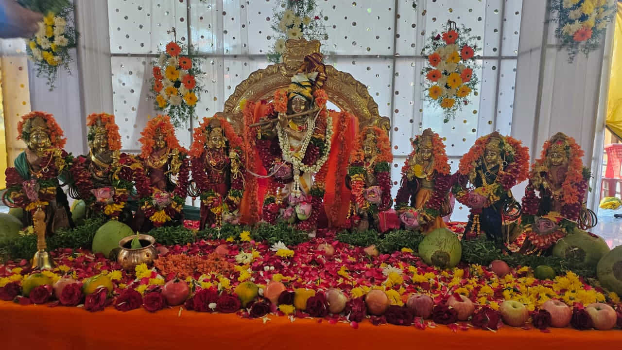 సాంకేతిక విద్యను అభ్యసించిన ఆయన.. ఆధ్యాత్మికతను మాత్రం ప్రకృతితో ముడి పెట్టారు. ఆలయ నిర్మాణంలో ప్రకృతికి ప్రాధాన్యం ప్రాధాన్యం ఇచ్చాడు. చుట్టూ పచ్చని పొలాలు.. ప్రశాంతమైన వాతావరణం.. ఆధ్యాత్మికతను పంచే ఆలయంగా రూపుదిద్దాడు. ఆలయానికి వస్తే దేవుడిని మాత్రమే కాదు.. ప్రకృతిని కూడా ఆస్వాదించేలా వాతావరణాన్ని తీర్చిదిద్దారు. ఈ మందిరంలో నల్లరాయితో చెక్కిన ముగ్ధమనోహరమైన కృష్ణుడి విగ్రహంతో పాటు వినాయకుడు, హనుమంతుడు, శివుడు, సుబ్రహ్మణ్యస్వామి, నంది, సరస్వతీదేవి, నాగదేవతల విగ్రహాలను ప్రతిష్ఠించారు. ఇక్కడికి వచ్చే భక్తులు కేవలం స్వామిని దర్శించుకుని వెళ్లిపోవాల్సిన అవసరం లేదు