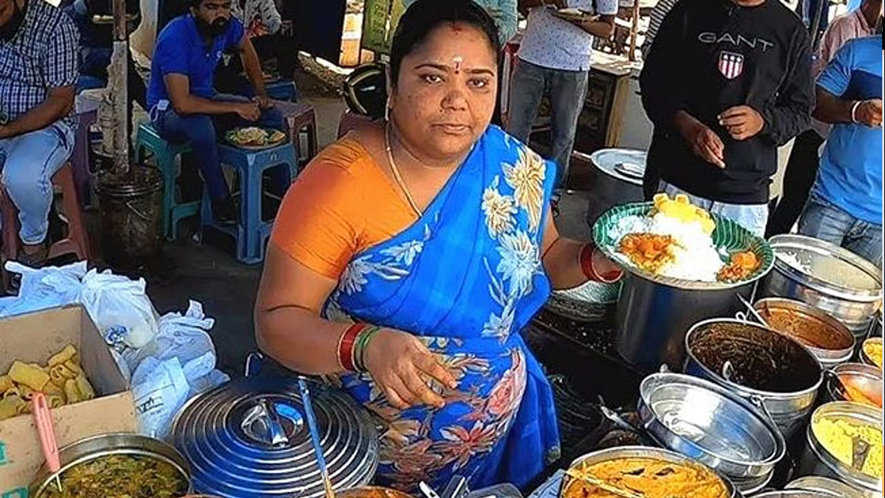 ‘మీది మొత్తం రూ.1000.. రెండు లివర్లు ఎక్స్ట్రా’.. కుమారి ఆంటీ రోజుకు ఎంత సంపాదిస్తారో తెలుసా?
