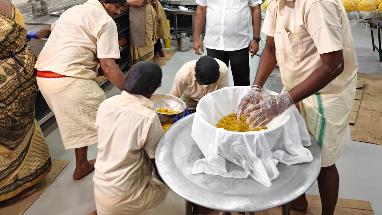 మరి ఇక్కడ తయారయ్యే లడ్డూల గురించి మనం ప్రత్యేకంగా చెప్పక్కర్లేదు తాపేశ్వరం అడిగి పెడితే చాలు నెయ్యి సువాసనలతో గణనాథుడు లడ్డూలు మనకు స్వాగతం పలుకుతాయి.