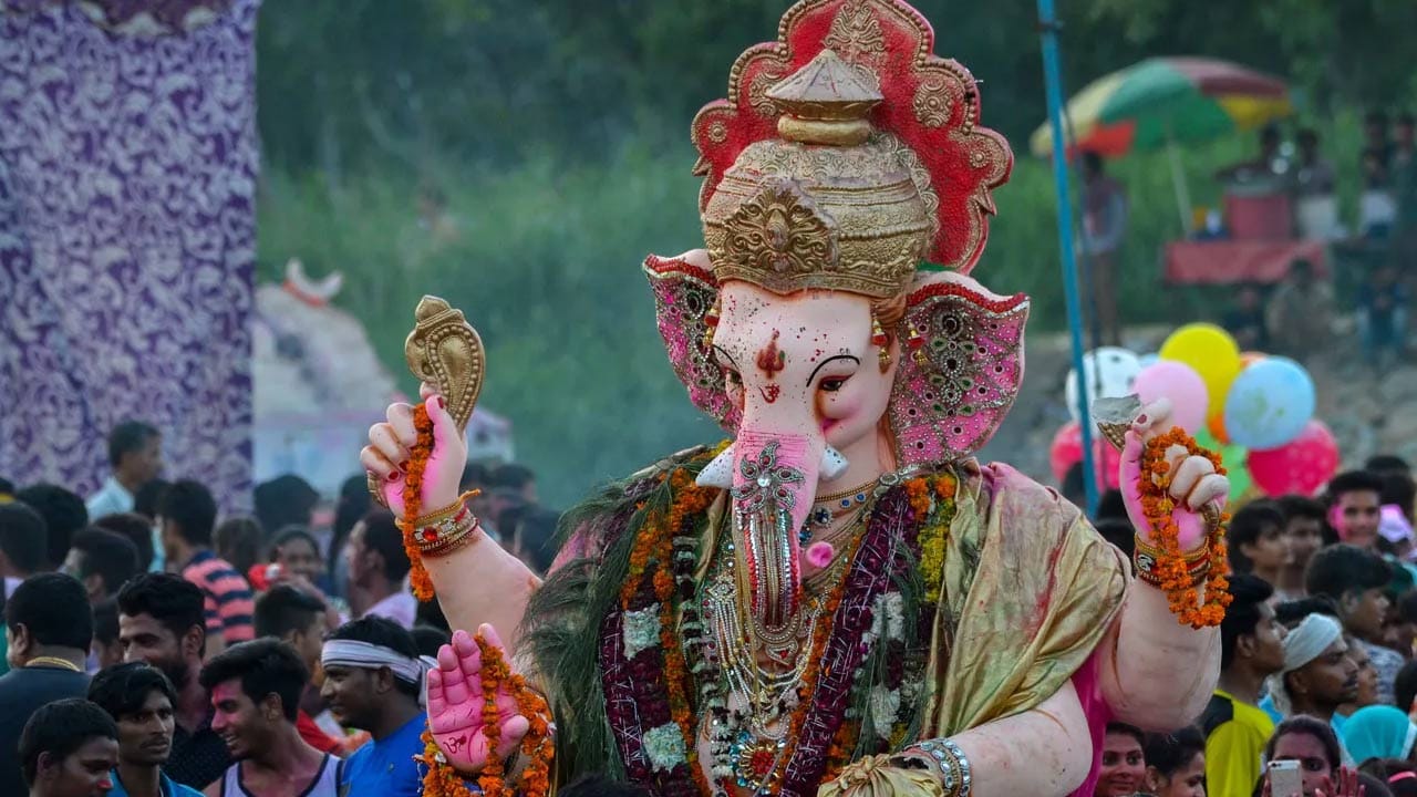 విఘ్నాలను తొలగించే విఘ్నేశ్వరుడు, మీరు చేసే ప్రతి పనిలో  విజయాలను అందించాలని, అలాగే మీరు మొదలు పెట్టే పనిలో ఎలాంటి అడ్డంకులు ఉండకూడదని, జ్ఞానానికి ప్రతీకగా నిలిచే ఆ గణేషుడు ఆశీస్సులు మీ జీవితంలో ఎల్లప్పుడూ ఉండాలని కోరుకుంటూ..మీకు, మీ కుటుంబ సభ్యులందరికీ వినాయక చవితి శుభాకాంక్షలు!  