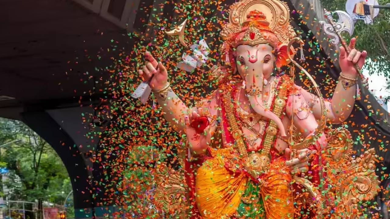 హిందువులు పండుగల్లో అతి ముఖ్యమైన పండుగ వినాయక చవితి. ఈ రోజున వినాయకుడిని భక్తితో పూజిస్తారు. శివుడు, పార్వతుల చిన్న కుమారుడైన వినాయకుడి పుట్టినరోజనే వినాయక చవితిగా ఘనంగ జరుపుకుంటారు. ప్రతి ఏడాది ఈ పండుగను భాద్రపదమాసం శుక్ల చతుర్థి తిథి రోజున వినాయక చవితి జరుపుకుంటారు. పండుగ రోజున మీ ప్రియమైన వారికీ ఇలా విష్ చేయండి.
