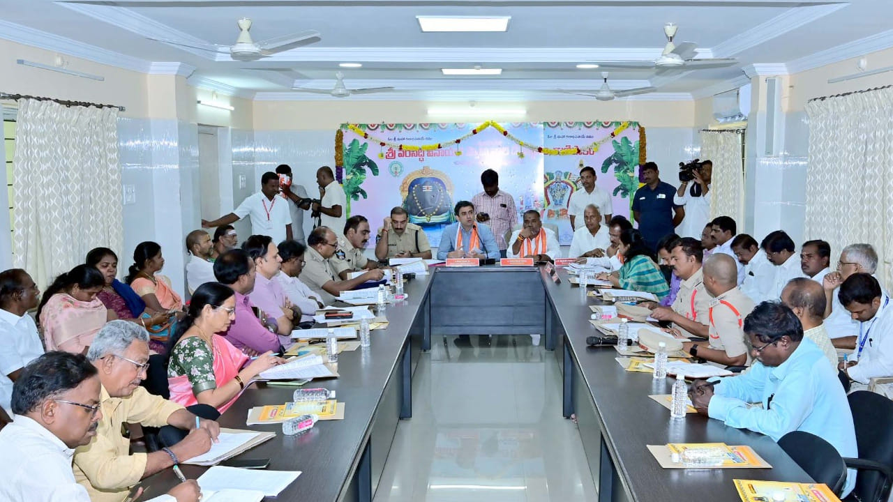 సత్య ప్రమాణాల సన్నిధి చిత్తూరు జిల్లా కాణిపాకం ఆలయం వినాయక చవితి వేడుకలతో అంగరంగ వైభవంగా ఆకట్టు కుంటుంది. వినాయక చవితి ఉత్సవాలతో ప్రారంభమయ్యే గణనాథుడి బ్రహ్మోత్సవాలు 21 రోజులు పాటు జరగ నుండగా ఈ మేరకు ఏర్పాట్లు పూర్తయ్యాయి. రేపు వినాయక చవితి ఈ నెల 15న గణనాథుడి బ్రహ్మోత్సవాలకు ధ్వజారోహణం జరగ నుంది. ఈ నెల 14 వినాయక చవితి నుంచి వార్షిక బ్రహ్మోత్సవ సంబరాలు జరగనుండగా నవరాత్రి ఉత్సవాలు ఈనెల 23 న జరిగే తెప్పోత్సవంతో ముగియ
నున్నాయి.