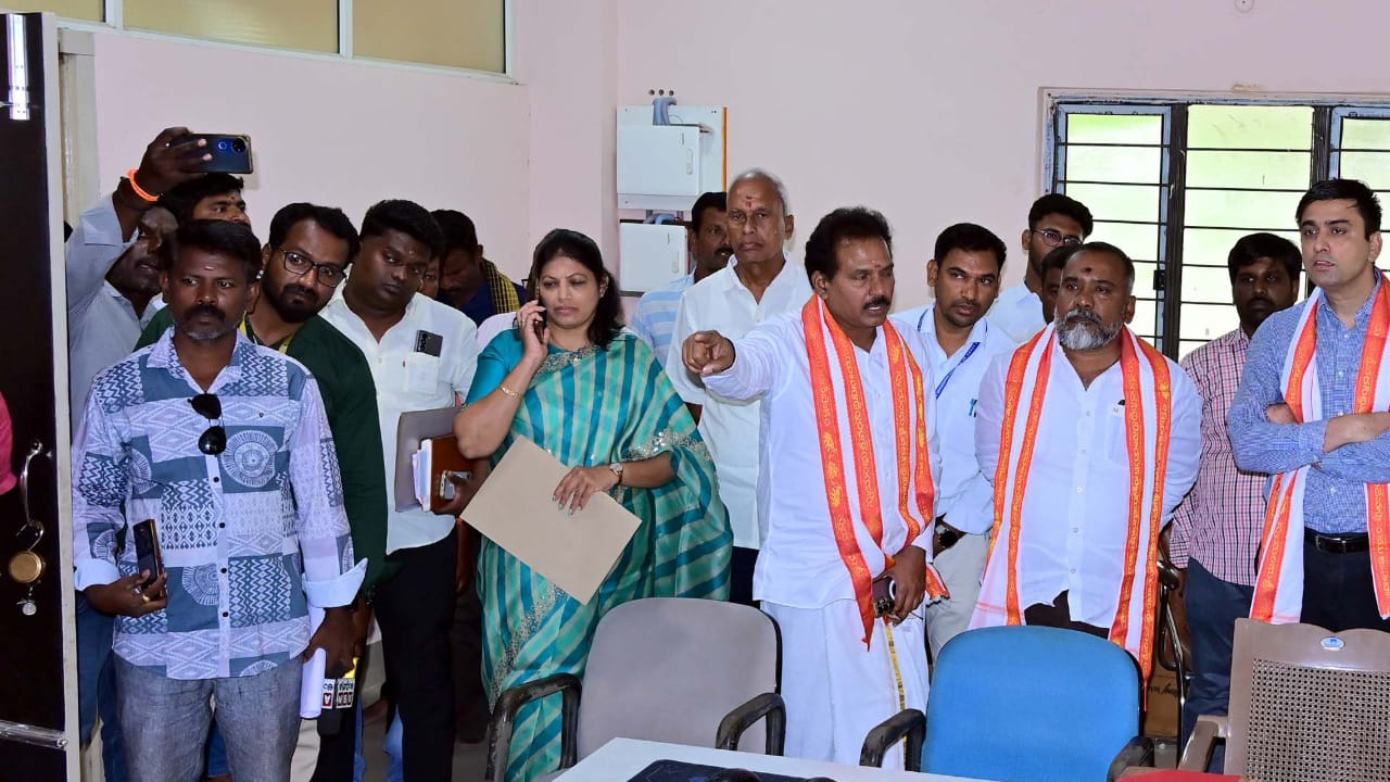 స్వయంభు శ్రీ వరసిద్ధి వినాయకుడి సన్నిధి బ్రహ్మోత్సవాలకు ముస్తాబైంది. వినాయక చవితి కి విద్యుత్ దీపాలతో దేదీప్యమానంగా వెలిగి పోతోంది. రారండోయ్ వేడుక చూద్దాం అంటూ వినాయక చవితి సంబరంతో సందడి ప్రారంభం కానుంది. 21 రోజుల పాటు జరిగే వార్షిక బ్రహ్మోత్సవాలకు గణనాథుడి ఆలయం ఏర్పాట్లతో సిద్ధంగా ఉంది.