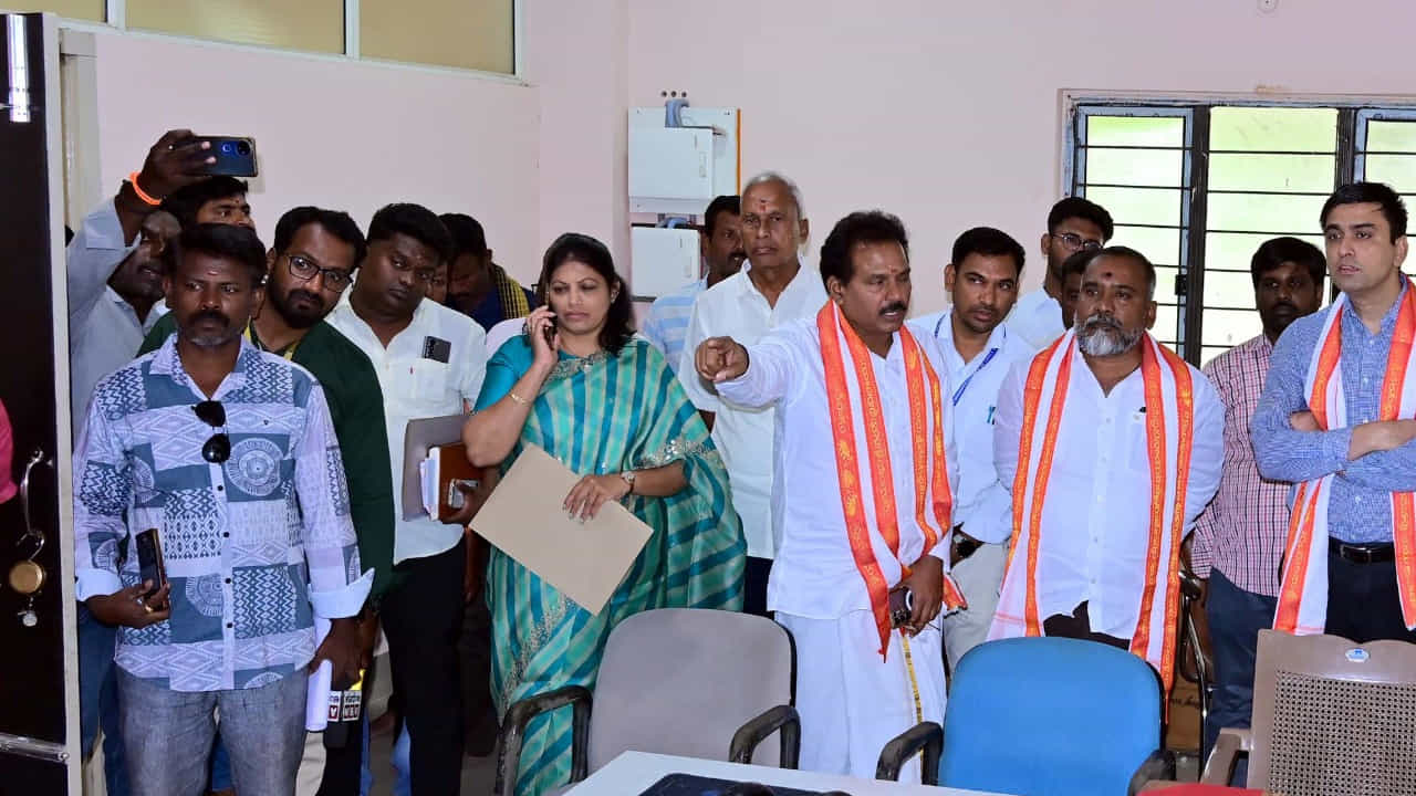 స్వయంభు శ్రీ వరసిద్ధి వినాయకుడి సన్నిధి బ్రహ్మోత్సవాలకు ముస్తాబైంది. వినాయక చవితి కి విద్యుత్ దీపాలతో దేదీప్యమానంగా వెలిగి పోతోంది. రారండోయ్ వేడుక చూద్దాం అంటూ వినాయక చవితి సంబరంతో సందడి ప్రారంభం కానుంది. 21 రోజుల పాటు జరిగే వార్షిక బ్రహ్మోత్సవాలకు గణనాథుడి ఆలయం ఏర్పాట్లతో సిద్ధంగా ఉంది.