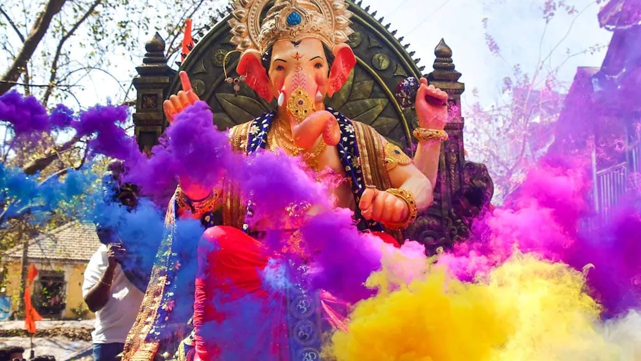 
ఆ వినాయకుడి కరుణతో మీ ఇల్లు మొత్తం సంతోషం, శాంతితో  నిండాలి. ఇంకా మీరు చేపట్టే ప్రతి పనిలో ఏ ప్రతికూల శక్తి  ఎదురుకాకుండా, వేసిన ప్రతి అడుగు విజయవంతం అవ్వాలి. మీ కుటుంబ సభ్యులందరూ సంతోషంగా ఉండాలి. అలాగే, మీ మనసులోని కోరికలన్నీ ఆ గణపయ్య అనుగ్రహంతో నెరవేరాలని కోరుకుంటూ వినాయక చవితి  శుభాకాంక్షలు!  
