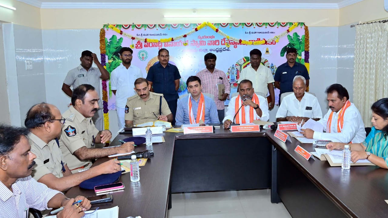ఇక సెప్టెంబర్ 24 నుంచి అక్టోబర్ 4 వరకు ప్రత్యేక ఉత్సవాలు నిర్వహిస్తున్న దేవస్థానం ఈ మేరకు విస్తృత ఏర్పాట్లు చేసింది. స్వయంభు వరసిద్ధి వినాయకుడి సన్నిధిని విద్యుత్ దీప అలంకరణలు ఫల పుష్పాలతో అలంకరించింది. విజ్ఞాలకు అధిపతి అయిన గణనాథుడి దర్శనం కోసం వచ్చే భక్తులకు విస్తృత ఏర్పాట్లు చేసింది. దేశంలో ఎక్కడా లేని రీతిలో 21 రోజులపాటు కాణిపాకం ఆలయంలోనే బ్రహ్మోత్సవాలు జరుగుతున్నా యంటున్న ఆలయ అర్చకులు చవితి రోజు గణనాథుడి వ్రతం, కళ్యాణం నిర్వహించనున్నారు. ఇక భక్తుల రద్దీకి అనుగుణంగా క్యూ లైన్లను ఏర్పాటు చేసిన ఆలయ యంత్రాంగం వినాయక చవితి రోజు అర్ధరాత్రి 2 గంటలకు ఉభయదారులు నిర్వహించే అభిషేకం, అనంతరం 3 గంటల నుంచి భక్తులకు స్వామి వారి సర్వదర్శనం కల్పించనుంది. వినాయక చవితి నుంచి వచ్చే అక్టోబర్ 4 వరకు ఆర్జిత సేవలను రద్దు చేసింది.
