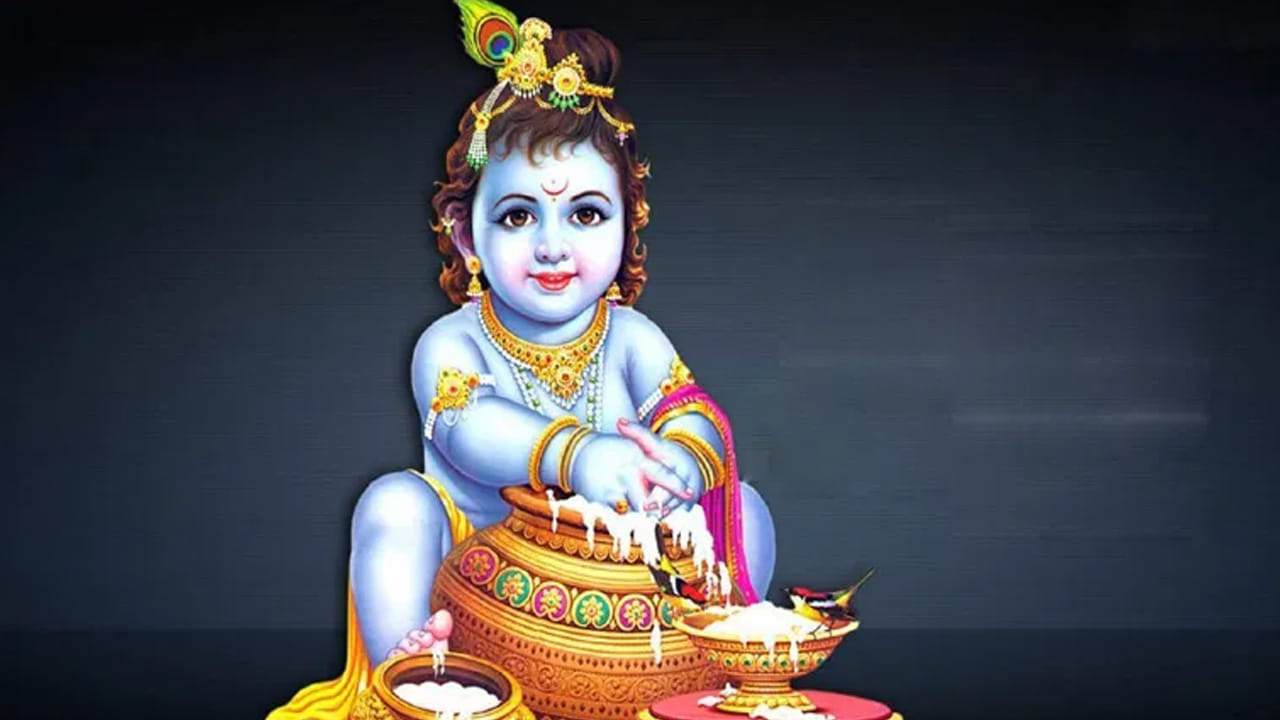 పురాణాల ప్రకారం శ్రీకృష్ణుడు అర్ధరాత్రి సమయంలో జన్మించాడని చెబుతారు. అందు వలన ఈ కృష్ణాష్టమిని అర్ధరాత్రి జరుపుకుంటారు. శ్రీకృష్ణుడి జననం అదే సమయంలో జరిగింది కాబట్టి ప్రతి ఏడాది ఆ సమయంలో స్మరించుకుంటూ ఉంటాము. కృష్ణుడు విష్ణువు అవతారం మెత్తడం వలన ఆయన జన్మ సమయాన్ని పవిత్రమైనదిగా భావిస్తారు. 
