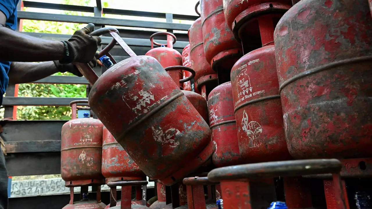 LPG Gas: ఎల్పీజీ గ్యాస్ వినియోగదారులకు కేంద్రం బిగ్ రిలీఫ్.. మారిన సిలిండర్ బుకింగ్ నిబంధనలు!