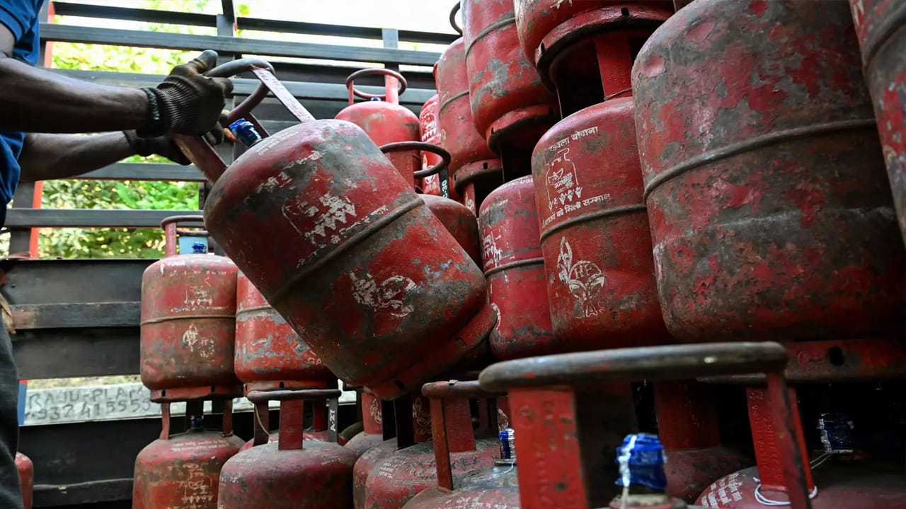 Gas Cylinder: గ్యాస్ కస్టమర్లకు బిగ్ అలర్ట్.. ఇలా చేయకుంటే అక్టోబర్ 1 నుంచి అదనపు ఛార్జీలు!