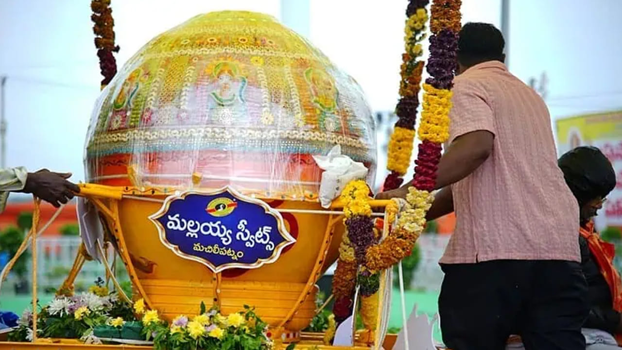 భారీ వర్షాల్లోనూ తగ్గని భక్తి.. జూమ్ వేలంలో రూ.25 లక్షలు గణనాథుడి లడ్డూ!