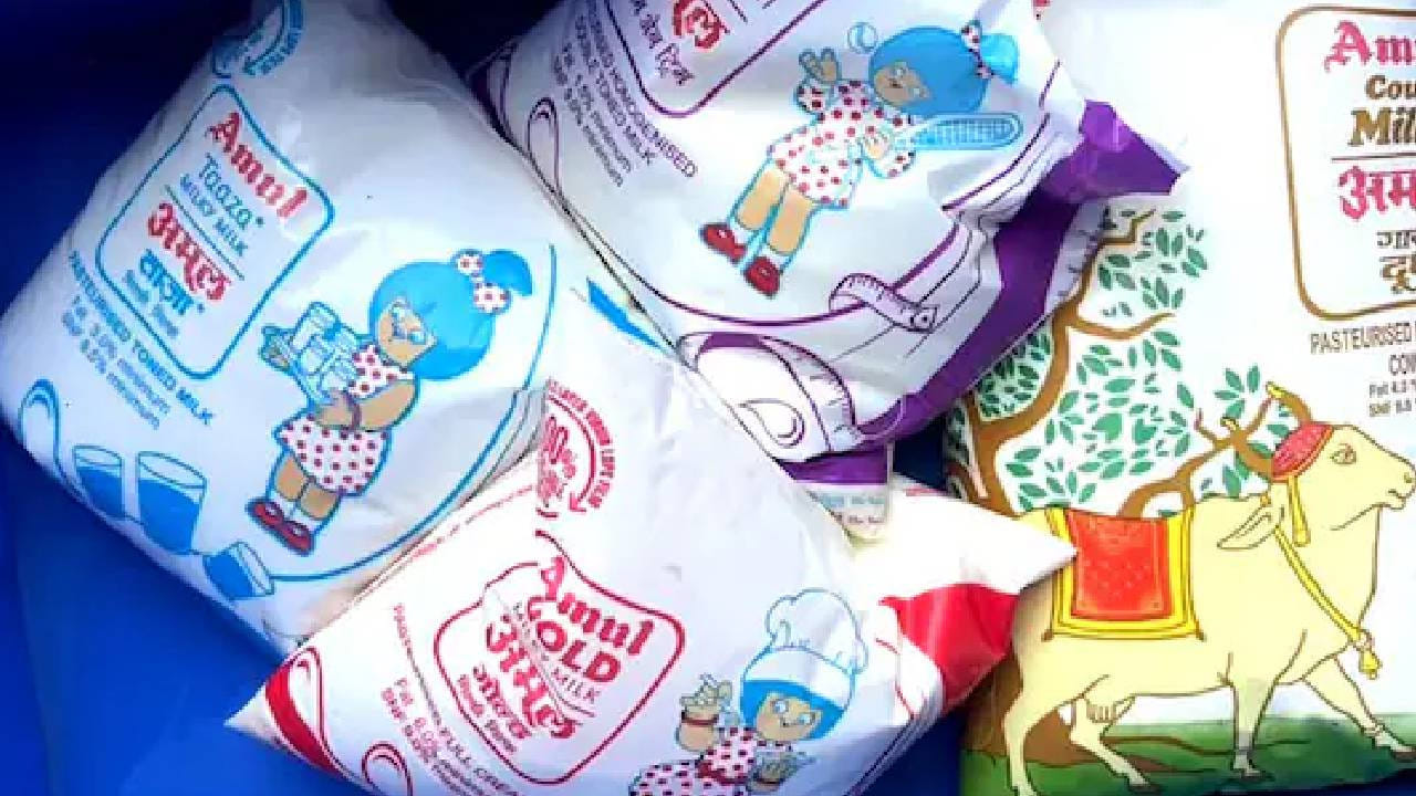బ్లూ కలర్ పాల ప్యాకెట్ : నీలి రంగు పాల ప్యాకెట్స్ టోన్డ్ మిల్క్ను సూచిస్తుంటాయి. ఇందులో దాదాపు 3 శాతం కొవ్వు ఉంటుంది. ఫుల్ క్రీమ్ పాల కంటే కొంచెం తక్కువ. చాలా మంది వీటిని ఎక్కువా కేవలం పాలు తాగడానికి మాత్రమే కొనుగోలు చేస్తుంటారు.