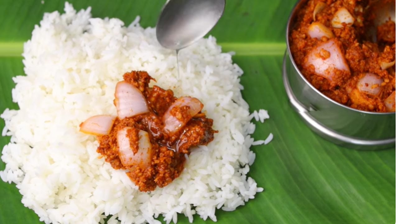 కావలసిన పదార్థాలు.. మినపప్పు: 1 టీ గ్లాసు (సుమారు 100 గ్రాములు) – పొట్టు మినపప్పు ఉపయోగిస్తే రుచి మరింత బాగుంటుంది, చింతపండు: మీడియం నిమ్మకాయ సైజు అంత ఎండుమిరపకాయలు: 12-15 (మీ కారానికి తగ్గట్టు), మెంతులు: 1/2 టీ స్పూన్, జీలకర్ర: 1/2 టీ స్పూన్, ధనియాలు: 2 టీ స్పూన్లు, ఆవాలు: 1/2 టీ స్పూన్, నూనె: 2 టీ స్పూన్లు, ఇంగువ: ఒక చిటికెడు, వెల్లుల్లి (తెల్లగడ్డ): 6-7 రెబ్బలు, ఉల్లిపాయ (ఎర్రగడ్డ): 1 మీడియం సైజు, కల్లుప్పు: తగినంత, కరివేపాకు (అవసరమైతే): ఒక రెమ్మ