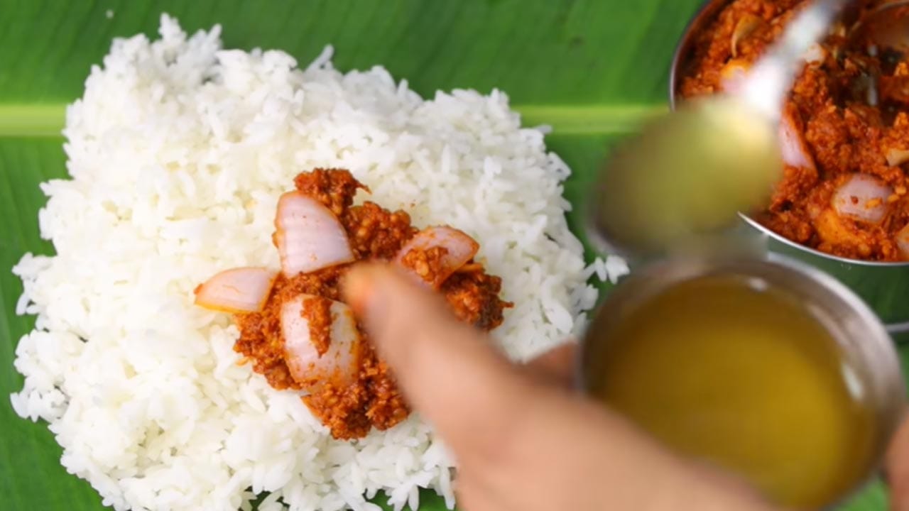ఇప్పుడు నానబెట్టుకున్న చింతపండును, కొద్దిగా నీటిని కలిపి మళ్ళీ మెత్తగా గ్రైండ్ చేయండి. ఈ పచ్చడిని రోట్లో దంచుకుంటే రుచి అద్భుతంగా ఉంటుంది. మెత్తగా గ్రైండ్ అయిన మిశ్రమంలో, వేయించి పక్కన పెట్టుకున్న మినపప్పు, వెల్లుల్లి (తెల్లగడ్డ) రెబ్బలు వేసి రెండు మూడు సార్లు పల్స్ ఇవ్వండి. పప్పు పలుకులుగా ఉండేలా చూసుకోండి, అప్పుడే తినేటప్పుడు పంటికి తగిలి మంచి రుచిని ఇస్తుంది. చివరగా, ముక్కలుగా చేసుకున్న మీడియం సైజు ఉల్లిపాయ (ఎర్రగడ్డ) ముక్కలు వేసి ఒక్కసారి పల్స్ ఇవ్వండి.