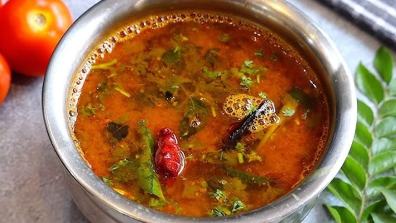 కావాల్సిన పదార్థాల్లోకి వెళ్లితే, మిరియాలు ఒక టేబుల్ స్పూన్, జీలకర్ర , వెల్లుల్లి రెబ్బలు, ఆవాలు, పసుపు, ఎండు మిర్చి, పెద్ద టమాట, చింత పండు నిమ్మకాయ సైజు, కారం, ఉప్పు, పసుపు, కొత్తిమీర, కరివేపాకు, ఒక లవంగం.