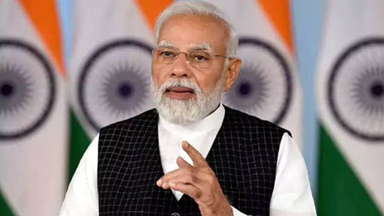 అంతే కాకుండా మోదీ మాట్లాడుతూ, ప్రతి గ్రామానికి ఒక సూపర్ ఫ్రూట్ అనేది ఉంటుంది. దానికి ఒక నైపుణ్యం ఉంటుంది. ఓడీఓపీ పథకం ద్వారా మీరు స్థానిక మార్కెట్ ద్వారా మీరు దానిని జాతీయ, అంతర్జాతీయ మార్కెట్లోకి తీసుకెళ్లడమే మీ లక్ష్యం ఇది 'వోకల్ ఫర్ లోకల్' ఉద్యమాన్ని, స్వావలంబన భారత్ లక్ష్యాన్ని బలోపేతం చేస్తుందని, పండుగ సీజన్ లో స్థానిక ఉత్పత్తులనే కొనాలని మోదీ పిలునిచ్చారు.
