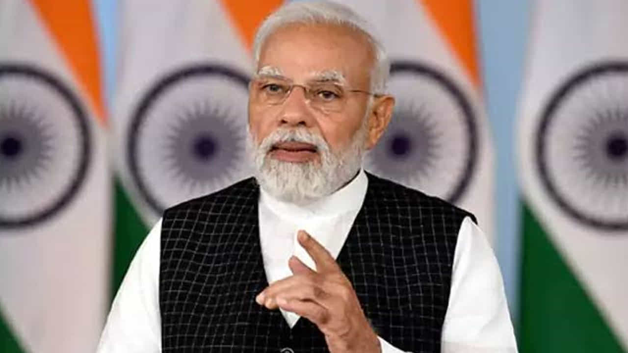 అంతే కాకుండా మోదీ మాట్లాడుతూ, ప్రతి గ్రామానికి ఒక సూపర్ ఫ్రూట్ అనేది ఉంటుంది. దానికి ఒక నైపుణ్యం ఉంటుంది. ఓడీఓపీ పథకం ద్వారా మీరు స్థానిక మార్కెట్ ద్వారా మీరు దానిని జాతీయ, అంతర్జాతీయ మార్కెట్లోకి తీసుకెళ్లడమే మీ లక్ష్యం ఇది 'వోకల్ ఫర్ లోకల్' ఉద్యమాన్ని, స్వావలంబన భారత్ లక్ష్యాన్ని బలోపేతం చేస్తుందని, పండుగ సీజన్ లో స్థానిక ఉత్పత్తులనే కొనాలని మోదీ పిలునిచ్చారు.