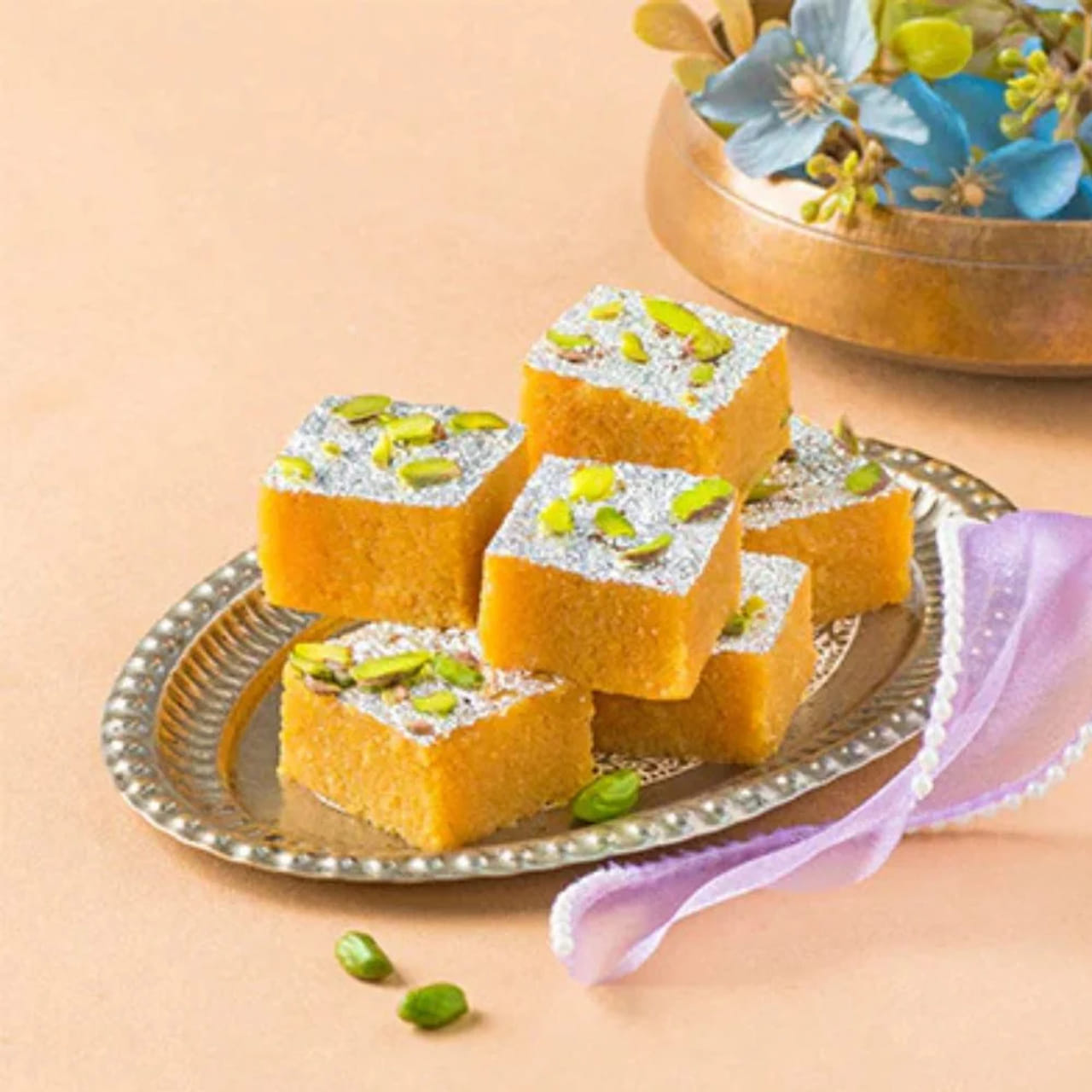 కావలసిన పదార్థాలు: 1 కప్పు మినప్పప్పు, అర కప్పు పెసరపప్పు, నెయ్యిలో వేయించిన కాజు, బాదం, 1½ కప్పుల బెల్లం పొడి, 1½ కప్పుల నీళ్లు బెల్లం కరిగించడానికి, 1 కప్పు కాచి చల్లార్చిన పాలు, 1 నుండి 2 టేబుల్ స్పూన్ల నెయ్యి, 1 నుండి 2 టేబుల్ స్పూన్ల గసగసాలు