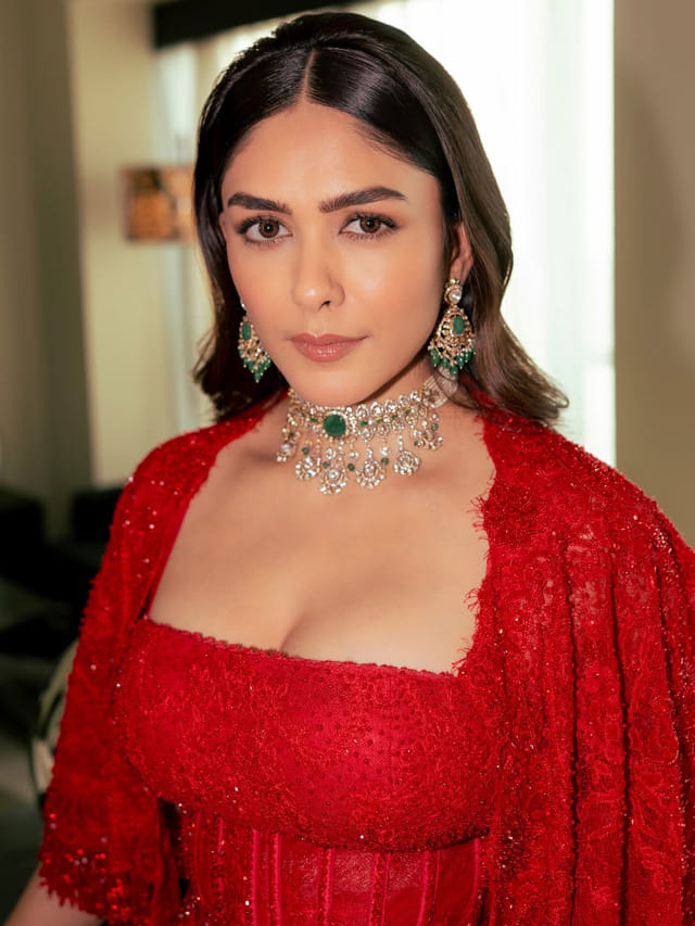 తస్సాదియ్యా ఏం అందం సామి.. మృణాల్ సరికొత్త హాట్ లుక్స్ వైరల్