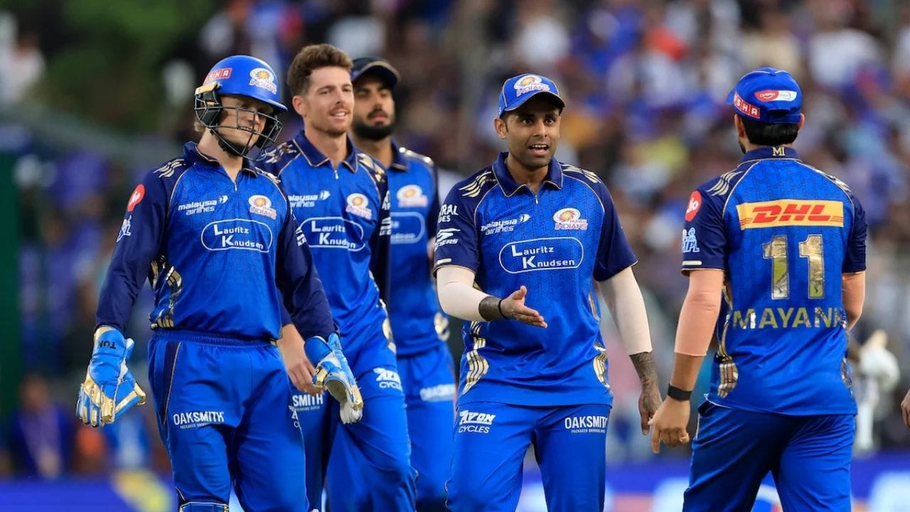 ముంబై ఇండియన్స్ జట్టు కెప్టెన్సీ వ్యవహారంపై క్రికెట్ వర్గాల్లో తీవ్ర చర్చ జరుగుతోంది. జట్టు యాజమాన్యం ఒక కీలక నిర్ణయం తీసుకునే దిశగా ఆలోచన చేస్తోందని, ప్రస్తుత కెప్టెన్ హార్దిక్ పాండ్యా స్థానంలో యువ సంచలనం తిలక్ వర్మకు పగ్గాలు అప్పగించే అవకాశం ఉందని వార్తలు విస్తృతంగా ప్రచారం అవుతున్నాయి. తెలుగు యువకుడు తిలక్ వర్మ రేసులో ముందున్నట్లు తెలుస్తోంది.