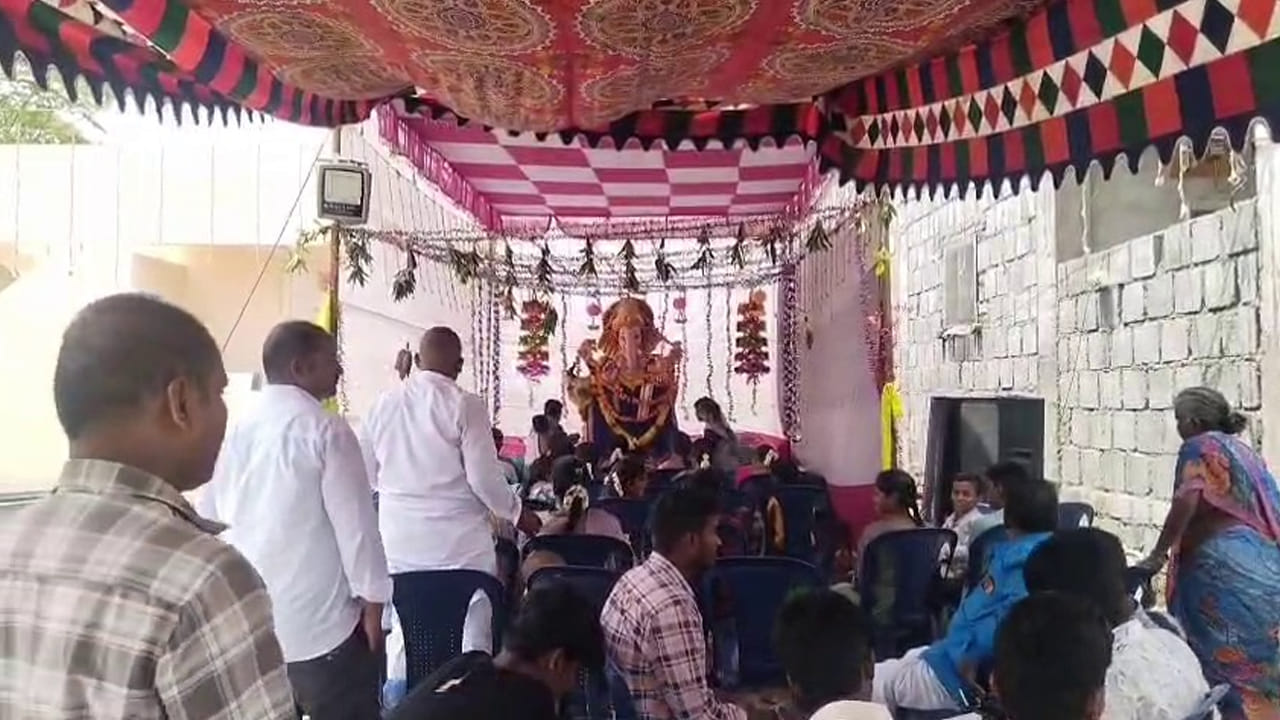 శివరాత్రి సందర్భంగా జరిగే రథోత్సవంలో ముస్లిం మహిళలు పాల్గొని రథాన్ని లాగుతుంటే.. పీర్ల పండుగ సమయంలో హిందూ సోదరులు నిప్పుల గుండంలో నడిచి మొక్కులు చెల్లించుకోవడం ఇక్కడ కనిపించే సంప్రదాయంగా చెబుతున్నారు. అలాగే హిందువుల పండుగల సందర్భంగా జరిగే పూజా కార్యక్రమాల్లో ముస్లిం కుటుంబాలు పాల్గొంటుంటారు. ఈద్ వేడుకల్లోనూ హిందూ కుటుంబాలు కలిసి పండుగ శుభాకాంక్షలు తెలుపుకుంటూ సోదరభావాన్ని చాటుకుంటున్నాయి.