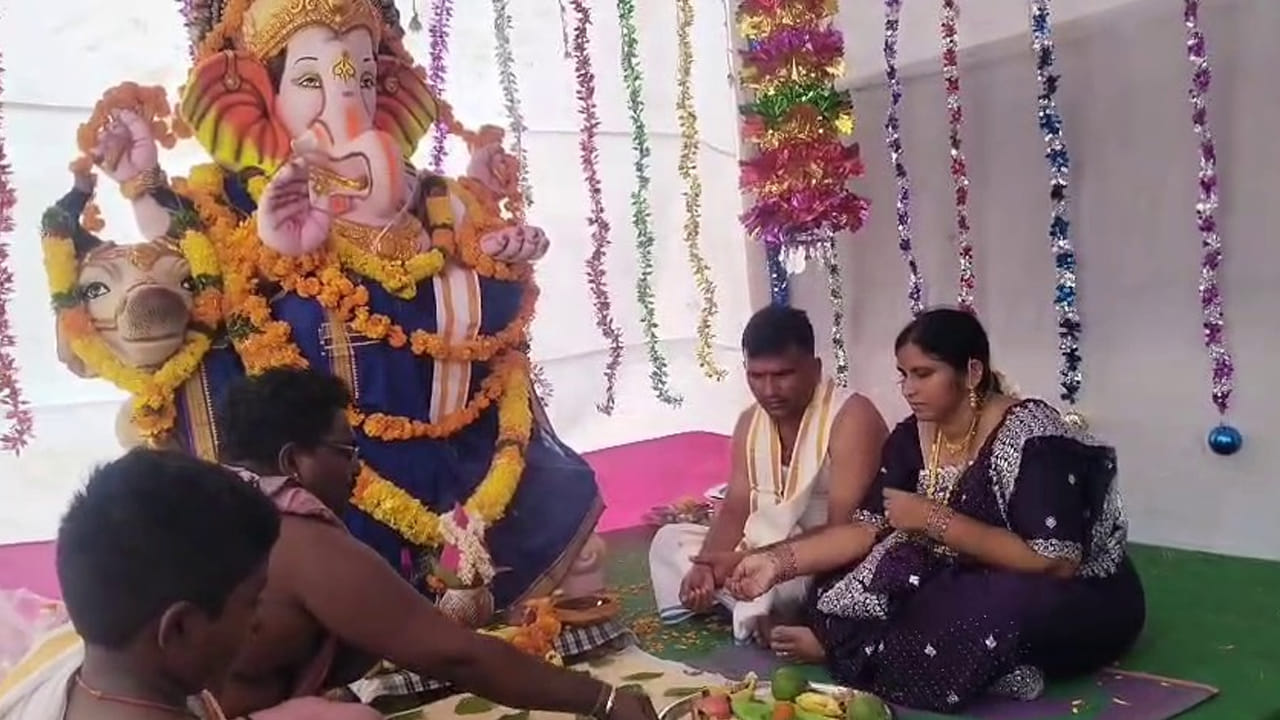 మతాలు వేరైనా.. మనుషులంతా ఒక్కటేననే సందేశాన్ని చాటుతున్న ఈ సంప్రదాయం మరోసారి పొదిలిలో కనిపించింది. గణపతి మండపంలో ముస్లిం దంపతులు పూజలు నిర్వహించిన ఘటన మతసామరస్యం, సోదరభావానికి ప్రతీకగా నిలిచింది.