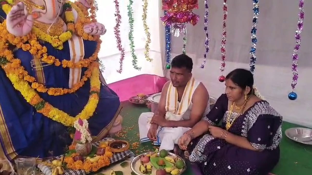 పొదిలి పట్టణంలోని టైలర్స్ కాలనీలో ఏర్పాటు చేసిన వినాయక మండపంలో విఘ్నేశ్వరుడి నవరాత్రి ఉత్సవాలను ఘనంగా ప్రారంభించారు. ఈ కార్యక్రమానికి ముఖ్య అతిథులుగా షేక్ రబ్బాని దంపతులు హాజరయ్యారు. గణేష్ విగ్రహాన్ని సమకూర్చిన వారు.. మండపంలో ప్రత్యేక పూజల్లోనూ పాల్గొన్నారు. పూజారుల సూచనల మేరకు పూజా కార్యక్రమాలు నిర్వహిస్తూ గణనాథుడికి భక్తిశ్రద్ధలతో మొక్కులు చెల్లించుకున్నారు.