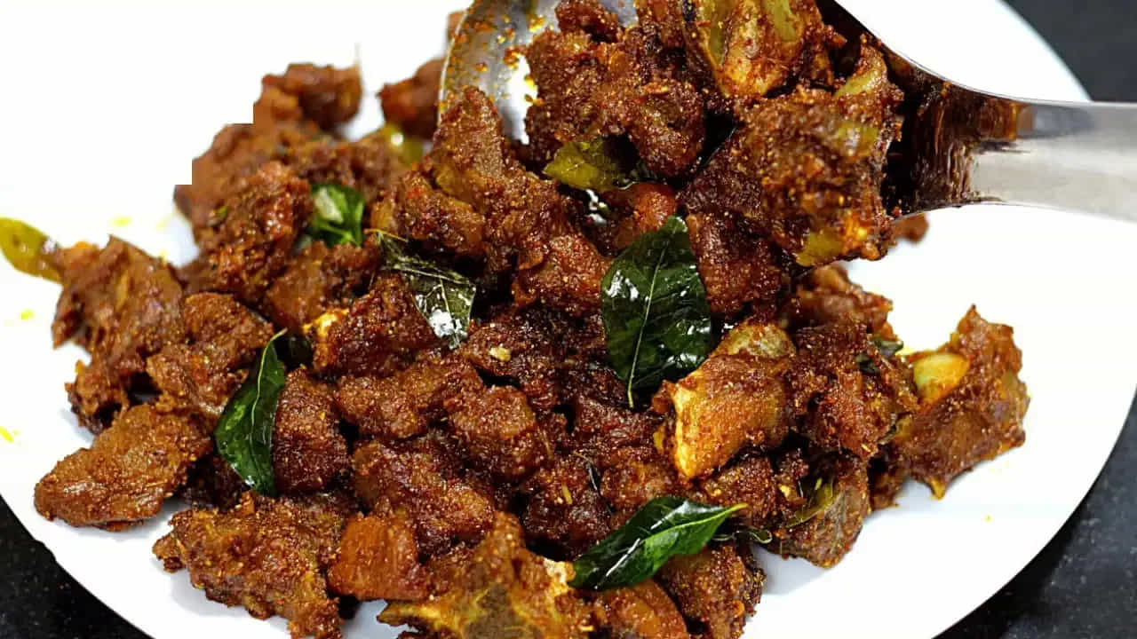  ఉల్లిపాయలు బాగా వేగిన తర్వాత, మనం ఉడికించి పెట్టుకున్న మటన్‌ను, దానిలోని నీటితో సహా పాన్‌లోకి వేయాలి. ఇప్పుడు గ్రైండ్ చేసుకున్న మసాలా పొడి, ఒకటిన్నర టీస్పూన్ కారం, రుచికి సరిపడా మిగిలిన ఉప్పు వేసి బాగా కలపాలి. అన్ని పదార్థాలు బాగా కలిపిన తర్వాత, హై ఫ్లేమ్‌లో ఐదు నుండి ఎనిమిది నిమిషాల పాటు ఉడికించాలి. అప్పుడప్పుడు కలుపుతూ ఉండాలి. మరీ డ్రైగా కావాలంటే ఇంకొంచెం ఎక్కువ సేపు ఉడికించవచ్చు. 