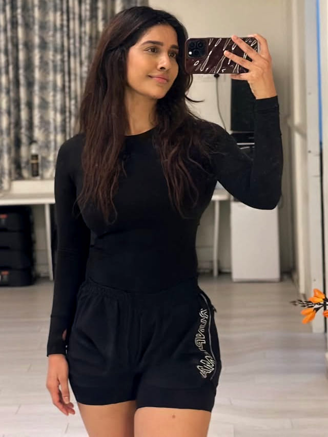 కవ్విస్తున్న కుర్ర భామ నభా నటేష్.. కుర్రాళ్లు ఫిదా