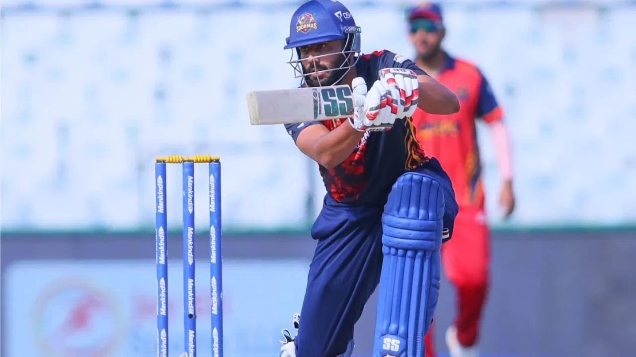 Sher-E-Punjab T20 League 2026: షేర్-ఎ-పంజాబ్ టీ20 లీగ్ 2026 మూడవ సీజన్ను అమృత్సర్ సుర్మా గెలుచుకుంది. ఫైనల్లో లుధియానా లయన్స్ను 8 వికెట్ల తేడాతో ఏకపక్షంగా ఓడించింది. అభిషేక్ శర్మ గైర్హాజరీలో జట్టుకు కెప్టెన్గా వ్యవహరించిన నమన్ ధీర్, టోర్నమెంట్లోనే స్టార్ ప్లేయర్గా నిలిచాడు. అతను తన బ్యాట్తో విధ్వంసం సృష్టించాడు.