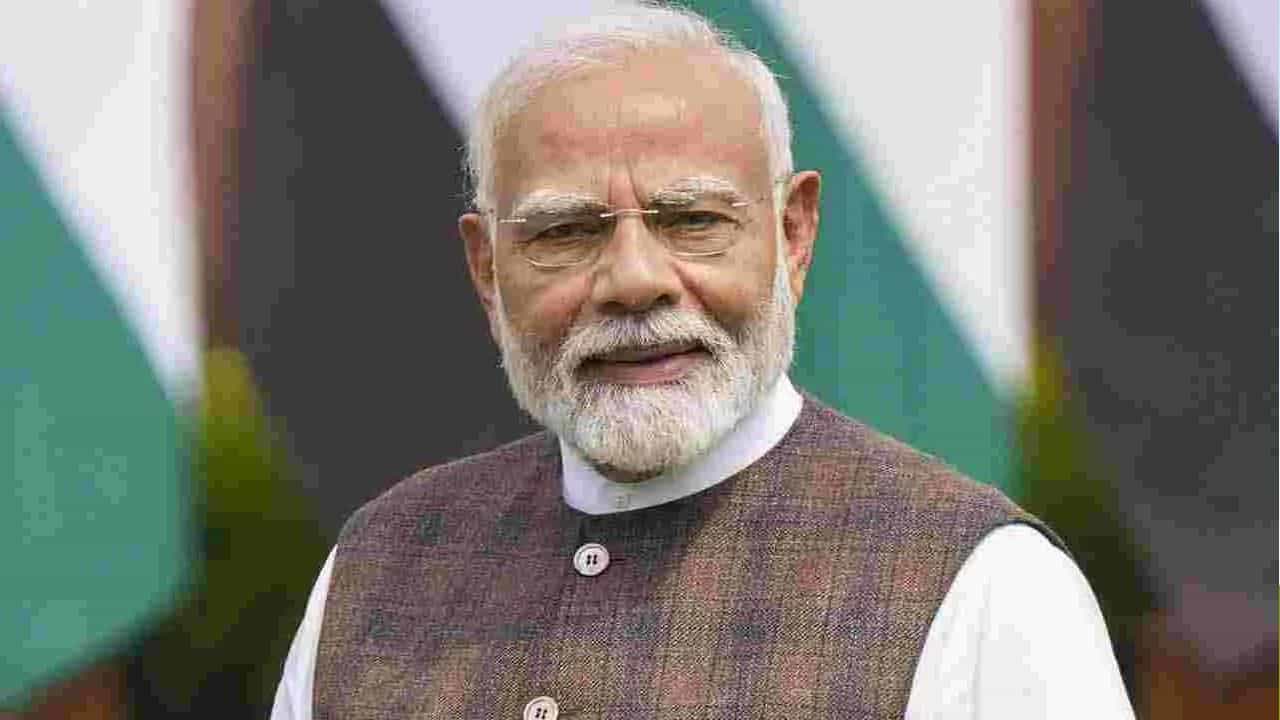 భారత ప్రధాని జీతం ఎంత?: ఇక మన భారత ప్రధాని నరేంద్ర మోదీ వేతనం ఎంత అనే విషయానికి వస్తే.. ఆయన జీతం మన దేశంలోని ఇతర నాయకుల కంటే చాలా తక్కువగా ఉన్నట్టు తెలుస్తోంది. అవును ప్రధానమంత్రికి ప్రతి నెలా దాదాపు రూ. 1.66 లక్షల వేతనం, వివిధ భత్యాలు అందుతాయి. అంటే ఏడాది ఇన్కమ్ చూసుకుంటే దాదాపు రూ.20లక్షల వరకు ఉండొచ్చుని అంచనా!