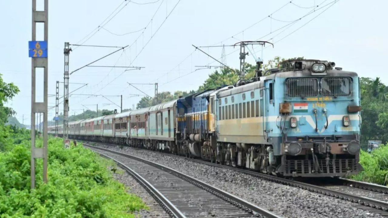 తెలంగాణ- మహారాష్ట్ర సరిహద్దులోని యవత్మాల్ జిల్లాలోని ముకుట్బన్, చంద్రపూర్ జిల్లాలోని గడ్చాందూర్.. ఇవి రెండు ముఖ్యమైన పారిశ్రామిక, మైనింగ్ కేంద్రాలు. ఇక్కడ చాలా వరకు సిమెంట్ ప్లాంట్లు, వెస్ట్రన్ కోల్ఫీల్డ్స్ లిమిటెడ్కు చెందిన బొగ్గు గనులు, సున్నపురాయి గనులు ఉన్నాయి. అయితే ఈ ప్రాంతాల్లో ఈ కొత్త రైల్వే లైన్ ఏర్పాటు చేస్తే.. పారిశ్రామిక ప్రాంతాలకు రైల్వే కనెక్టివిటీ దొరకడంతో పాటు సరుకు రవాణాను కూడా ఈజీ అవుతుందని అధికారులు అంచనా వేశారు. ఈ రైల్వే లైన్ అందుబాటులోకి వస్తే ప్రస్తుతం ఉన్న వార్ధా-మాణిక్గఢ్ సెక్షన్లో రద్దీ తగ్గడంతో పాటు ప్రజలకు రవాణా ఖర్చులతో పాటు సమయం కూడా ఆదా అవుతుందని అధికారులు భావిస్తున్నారు.