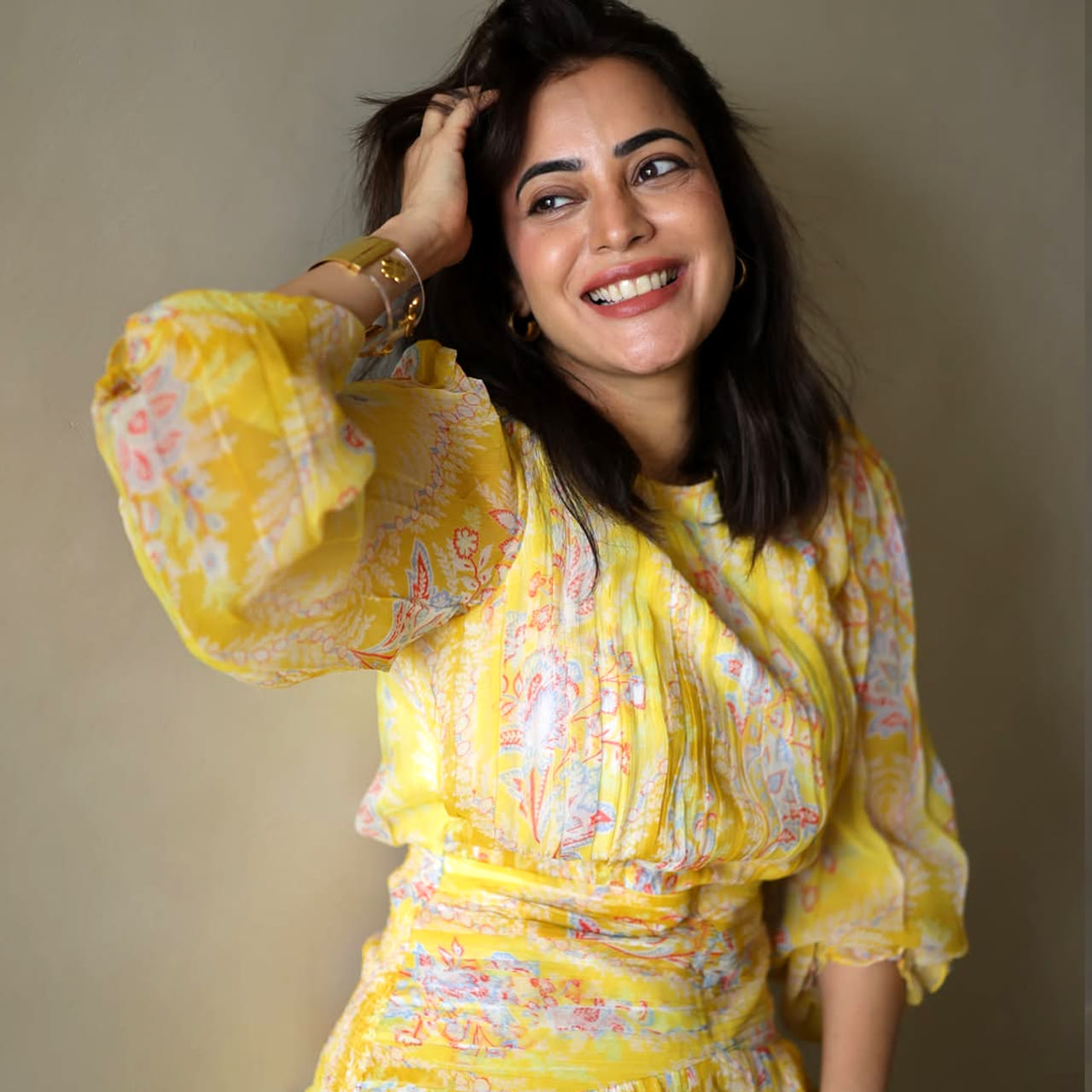 సినిమా ఇండస్ట్రీలో వారసత్వంగా వచ్చే అవకాశాలు కొత్తేమీ కాదు. ఇప్పటికే ఎంతోమంది స్టార్ హీరోలు, హీరోయిన్ల కుటుంబాలకు చెందిన నటీనటులు వెండితెరపై తమ అదృష్టాన్ని పరీక్షించుకున్నారు. కొందరు వరుస విజయాలతో స్టార్డమ్ అందుకుంటే.. మరికొందరు కొద్దికాలానికే ఇండస్ట్రీకి దూరమయ్యారు. అలాంటి వారిలో ఒకరే నిషా అగర్వాల్. నిషా అగర్వాల్ పేరు చెప్పగానే చాలామందికి వెంటనే గుర్తొచ్చేది స్టార్ హీరోయిన్ కాజల్ అగర్వాల్.