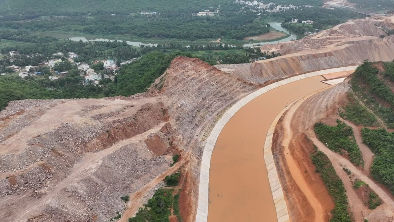 పోలవరం ఎడమ కాలువ ద్వారా విడుదలయ్యే గోదావరి జలాలతో పుష్కర ఆయకట్టు పరిధిలో 1.48 లక్షల ఎకరాలు స్థిరీకరించనున్నారు. ఏలేరు ఆయకట్టు కింద 80,700 ఎకరాలకు సాగునీటి సదుపాయం కల్పించనున్నారు. పంపా ఆయకట్టు పరిధిలో 12 వేల ఎకరాలు.. తాండవ, వరాహ, మామిడిగెడ్డ పరిధిలో 46,620 ఎకరాలకు ప్రయోజనం చేకూరనుంది.పాయకరావుపేట వద్ద విడుదల చేయనున్న గోదావరి జలాలను అనకాపల్లి వద్ద ఏలేరు కాలువకు తరలించడంతో పాటు జిల్లాలోని 110 చెరువులను నింపేలా కార్యాచరణ రూపొందించారు. దీంతో సాగునీటి అవసరాలతో పాటు స్థానిక నీటి వనరులకు కూడా భరోసా లభించనుంది. పోలవరం ఎడమ కాలువ నిర్మాణం ద్వారా మొత్తంగా 23.44 టీఎంసీల గోదావరి జలాలను సాగు, తాగునీరు, పారిశ్రామిక అవసరాలకు వినియోగించే అవకాశం ఉంటుంది. తాగునీటి కాలువలతో కలిపి మొత్తం 213 కిలోమీటర్ల మేర ఎడమ కాలువ నిర్మాణం జరిగింది. భవిష్యత్‌లో మొత్తం 4 లక్షల ఎకరాలకు సాగునీరు అందించే లక్ష్యంతో ఈ వ్యవస్థను రూపొందించారు.