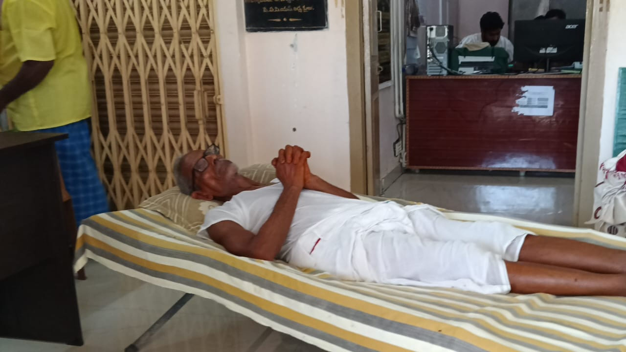 
జీవితాంతం చెమటోడ్చి దాచుకున్న కష్టార్జితం చేతికి అందక, అధికారుల చుట్టూ కాళ్లరిగేలా తిరిగినా ఫలితం లేకపోవడంతో ఓ వృద్ధ రైతు కడుపుమండి వినూత్న నిరసనకు దిగారు. తూర్పుగోదావరి జిల్లా ఉండ్రాజవరం మండలంలో వెలుగుచూసిన ఈ సంఘటన స్థానికంగా తీవ్ర చర్చనీయాంశమైంది. ప్రాథమిక వ్యవసాయ సహకార పరపతి సంఘంలో (పీఏసీఎస్) ఏళ్ల తరబడి మూలుగుతున్న తమ సొమ్మును రాబట్టుకునేందుకు ఆ అన్నదాత చేసిన నిరసన అందరినీ కలచివేసింది. 